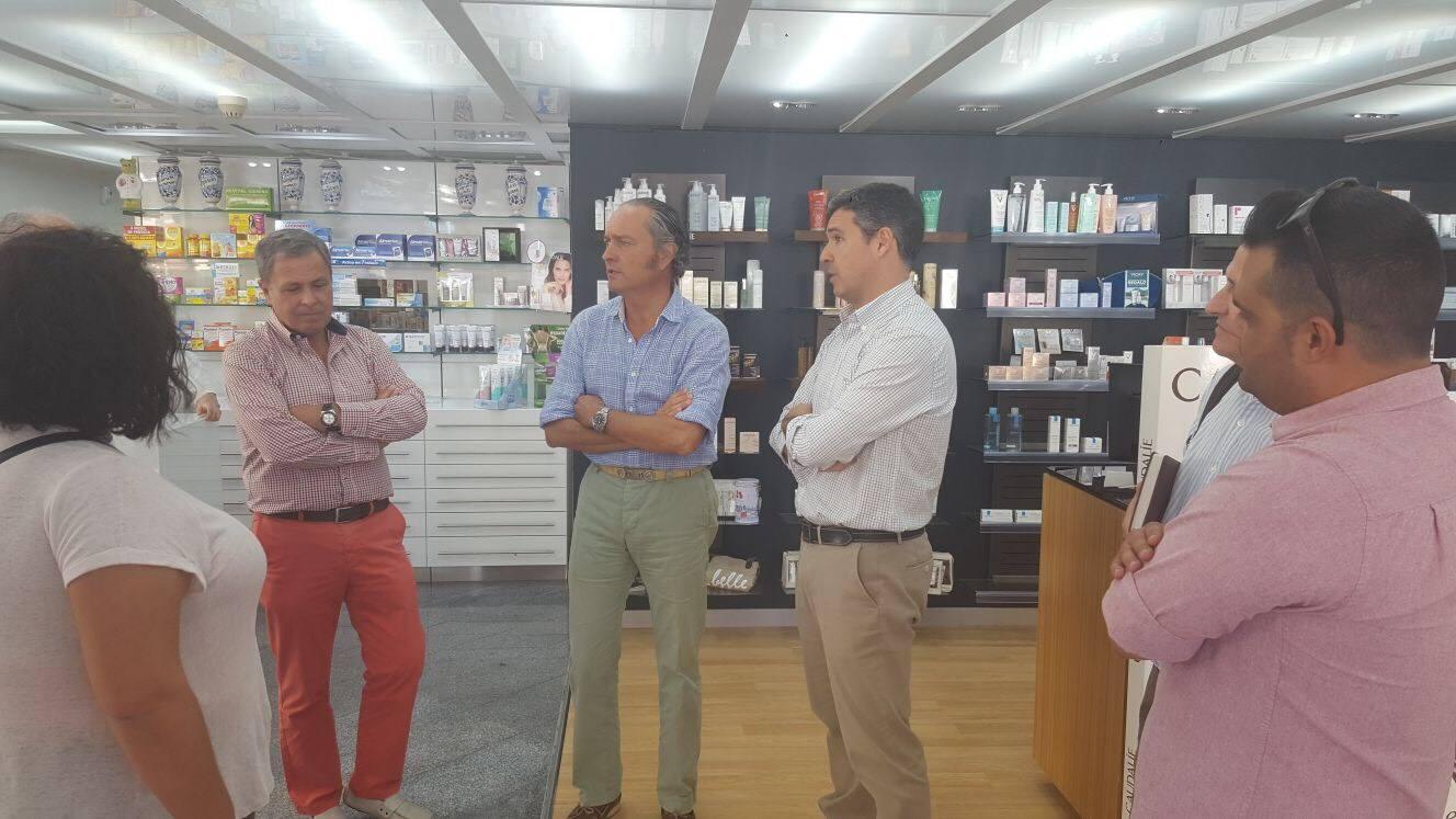 El alcalde visitando distintos comercios locales. Viva Rota