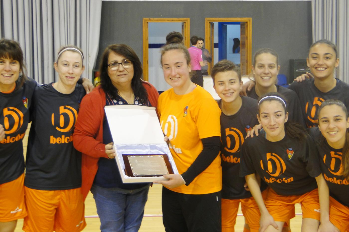 La portera Sandra recibió una placa antes del encuentro A. I.