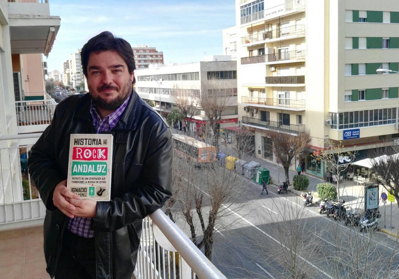 El periodista Ignacio Díaz Pérez, con su obra. VIVA