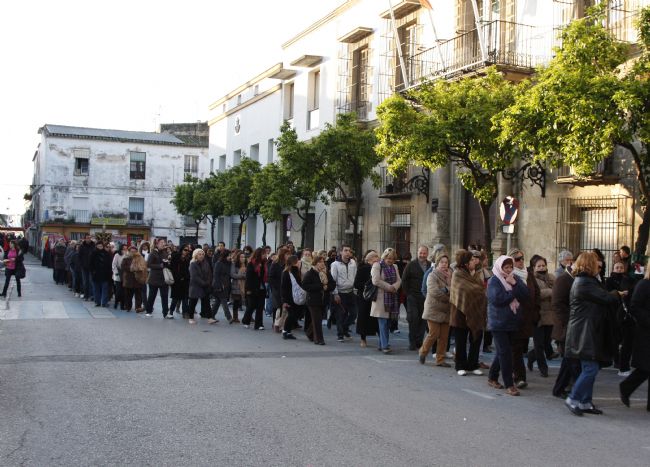 Gran penitencia la que soportan los que van detrás del Nazareno. B. J.N. G. 