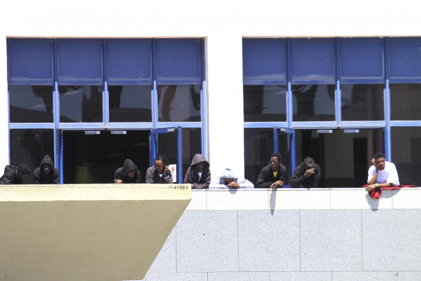 Inmigrantes en la Estación Marítima. A. I.