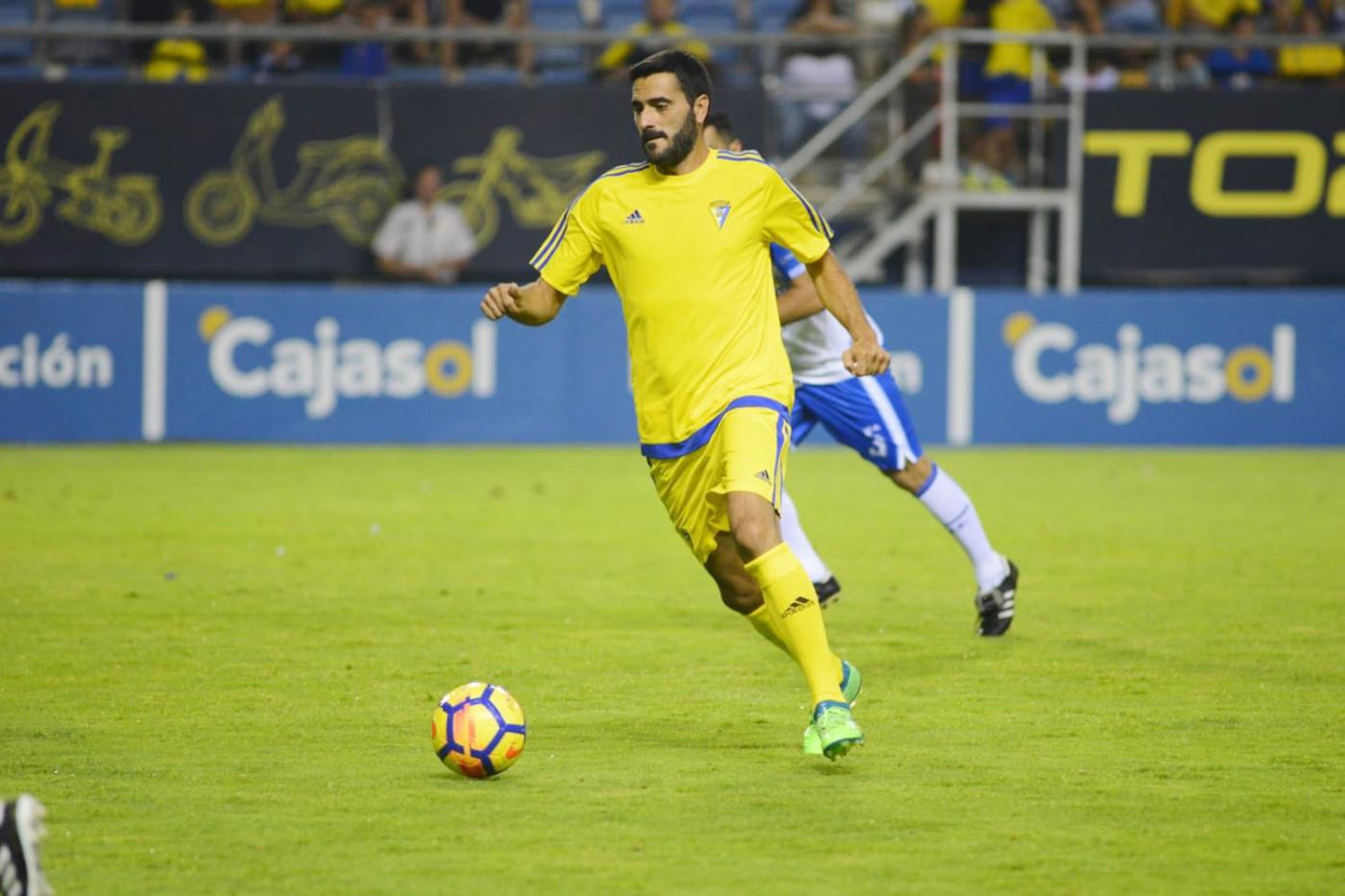 Dani Güiza en una acción del partido - Cádiz CF