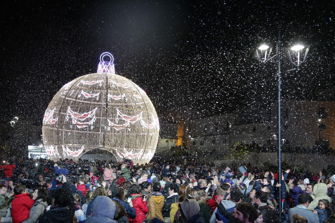 Lleno para ver la 'nevada' en la Plaza Belén.  Cristo García