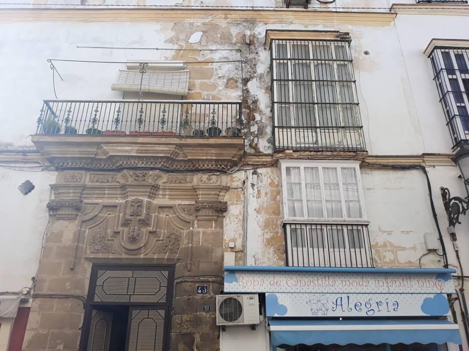 La fachada de la que se ha derrumbado un trozo V. M. C. A. 