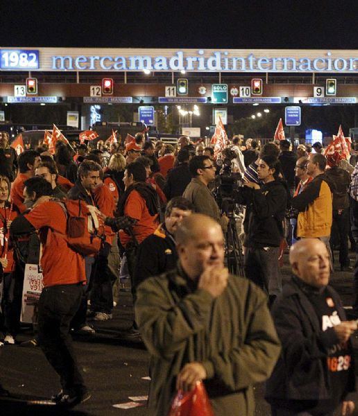 Piquetes informativos bloquean el paso de los camiones en Mercamadrid. EFE