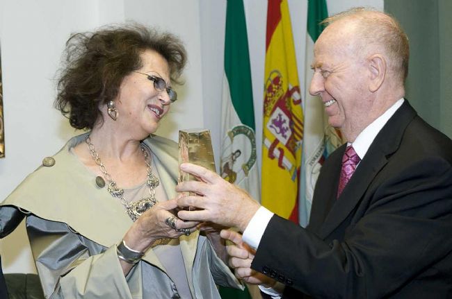 Pedro Fernández  Montes hizo entrega a la actriz de una reproducción en plata de la Torre de Pimentel Rohu