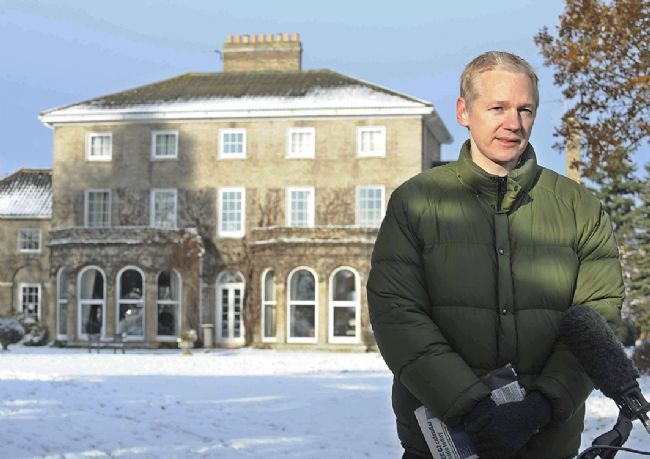 El fundador de WikiLeaks, Julian Assange, ofreció una rueda de prensa al aire libre frente a la mansión de Suffolk. EFE