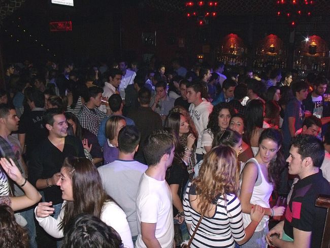 Jóvenes en la discoteca Kharma - Viva Jaén.