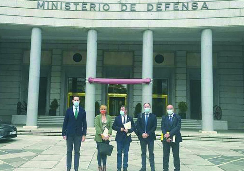Comitiva jiennense en el Ministerio de Defensa - VIVA JAÉN