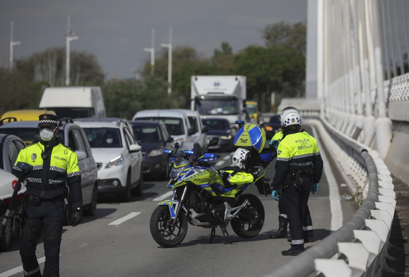 Agentes de la Policía Municipal de Sevilla efectúan controles de tráfico y circulación urbanos en las inmediaciones del Puente del Alamillo. - EP