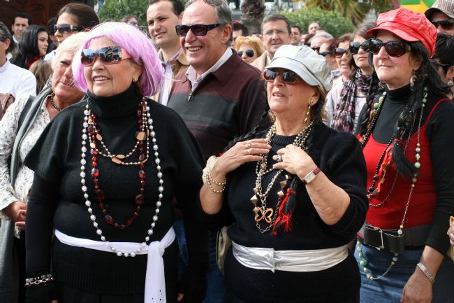 Ambiente festivo en la calle Rossi