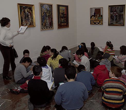 Una de las profesoras explicando la obra de Rafael Zabaleta a sus alumnos. Ortiz.
