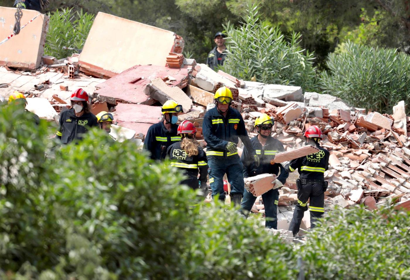 Trabajos entre los escombros. EFE