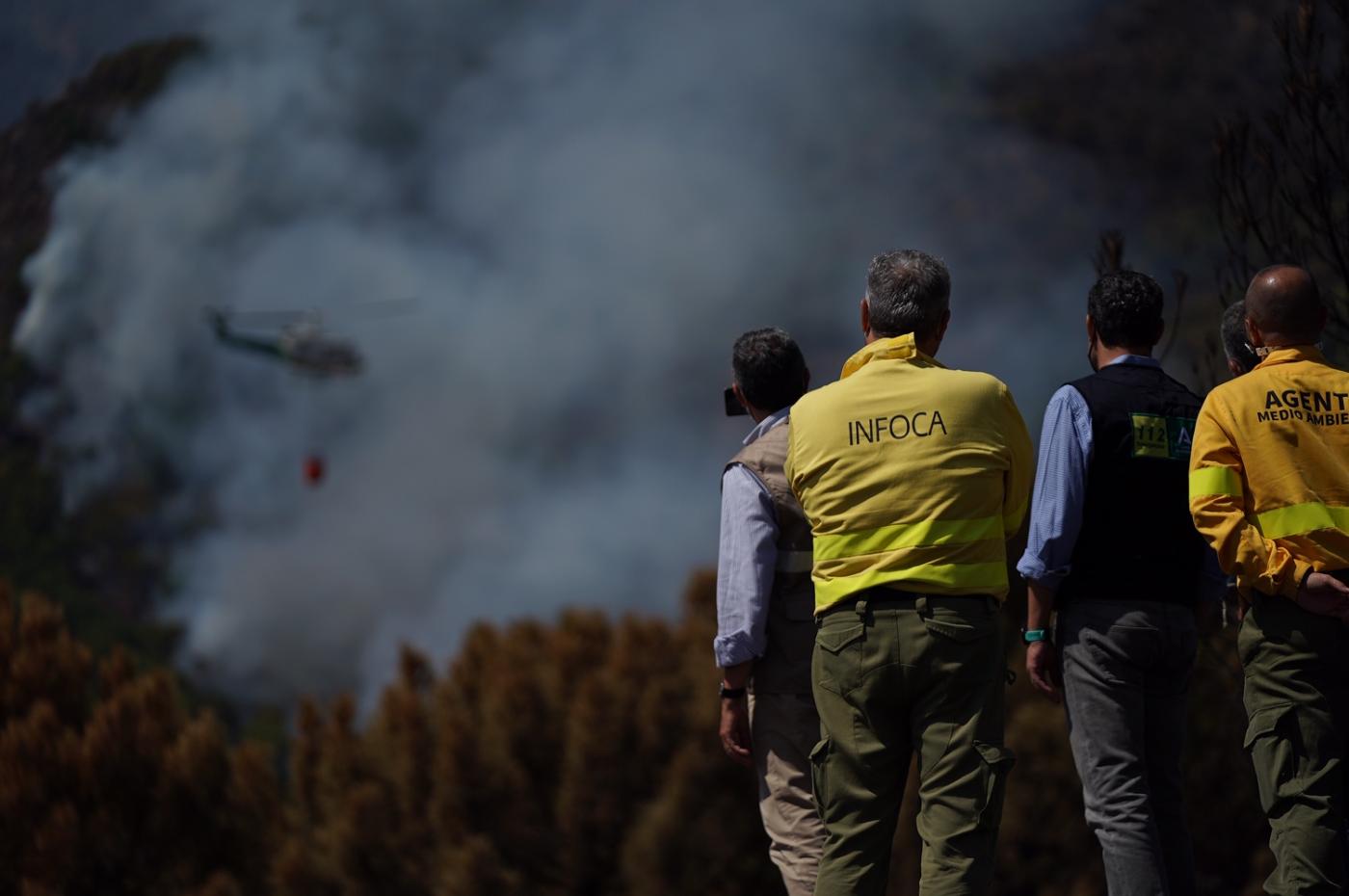 Observando los trabajos de extinción. Junta de Andalucía
