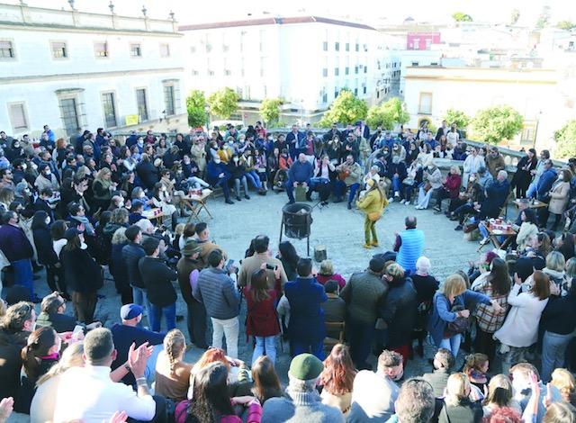 Las zambombas toman Jerez y sacan músculo frente al coronavirus