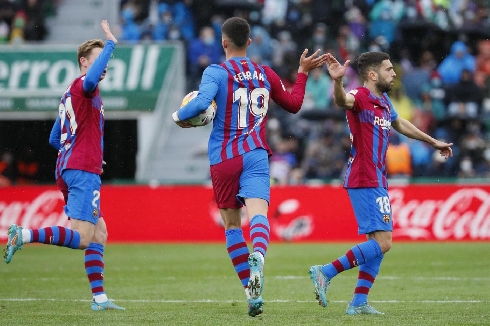 Ferran Torres y Depay rescatan al Barcelona ante un buen Elche