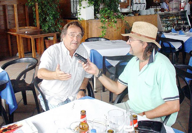 Momento de la entrevista que ?Ramón de Algeciras? ofreció a José Salguero Duarte en El Rinconcillo.   José Salguero Duarte